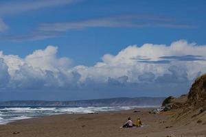 zonnig blauw lucht met groot pluizig wolken Bij strand foto