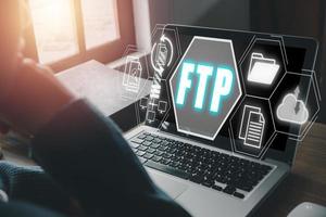 ftp, het dossier overdracht protocol, persoon gebruik makend van laptop computer Aan bureau met het dossier overdracht protocol icoon Aan virtueel scherm, internet en communicatie technologie concept. foto