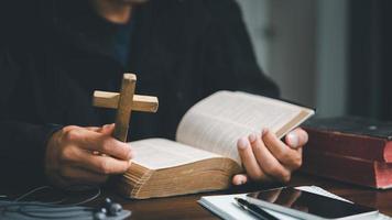 christen online technologie concept. handen bidden van christen met digitaal computer laptop, online leven kerk voor zondag onderhoud. Aziatisch Katholiek Mens zijn lezing heilig Bijbel boek en online studie. foto