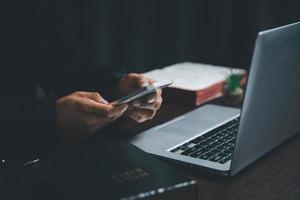 christen online technologie concept. handen bidden van christen met digitaal computer laptop, online leven kerk voor zondag onderhoud. Aziatisch Katholiek Mens zijn lezing heilig Bijbel boek en online studie. foto