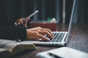 christen online technologie concept. handen bidden van christen met digitaal computer laptop, online leven kerk voor zondag onderhoud. Aziatisch Katholiek Mens zijn lezing heilig Bijbel boek en online studie. foto