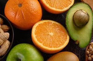 heldere close-up schijfje verse sinaasappel, appel, kiwi en avocado foto