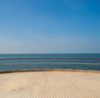 panorama khao Sam muk gezichtspunt landschap blauw zee en lucht wolk blauw achtergrond ochtend- dag kijken kalmte zomer natuur tropisch zee mooi oceen water reizen bangsaen strandat Thailand chonburi horizon foto