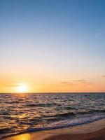 voorkant gezichtspunt landschap reizen zomer zee wind Golf koel Aan vakantie kalmte zee kust- Oppervlakte groot zon reeks lucht licht oranje gouden natuur tropisch mooi avond uren dag Bij knal san strand Thailand. foto