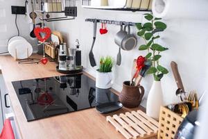 de interieur van de keuken in de huis is versierd met rood harten voor Valentijnsdag dag. decor Aan de tafel, fornuis, gebruiksvoorwerpen, feestelijk humeur in een familie nest foto