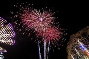 vuurwerk over- de tempel in de donker lucht foto