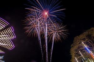 vuurwerk over- de tempel in de donker lucht foto