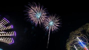 vuurwerk over- de tempel in de donker lucht foto