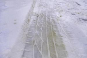 wiel sporen in de sneeuw foto