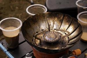 koffie en roestig camping fornuis foto