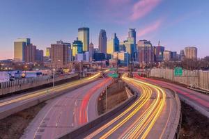 mooi Minneapolis downtown stad horizon met verkeer licht Bij zonsondergang foto