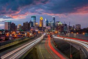 mooi Minneapolis downtown stad horizon met verkeer licht Bij zonsondergang foto