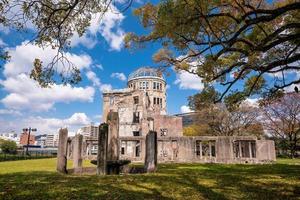 Hiroshima atomair bom koepel en de kers bloesem in kobe foto