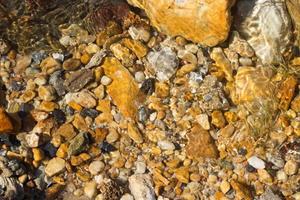 kleurrijke keien onder water voor achtergrond foto