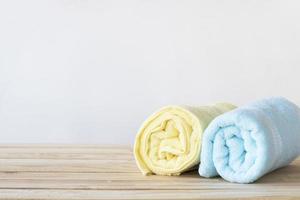gele en blauwe opgerolde handdoeken
