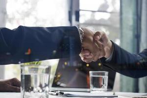 twee zakenmensen handen schudden over een deal