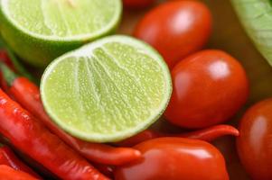 heldere close-up van limoen, knoflook, tomaat en paprika foto