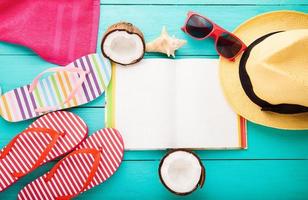 zomer accessoires voor modern vrouw Aan haar vakantie. top visie. blauw houten achtergrond met kopiëren ruimte. foto