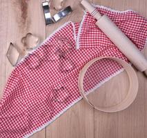 houten keuken items Aan een rood handdoek foto