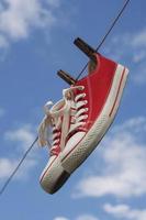 paar- van rood sportschoenen hangende Aan Kledinglijn foto