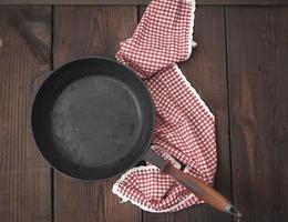leeg zwart ronde frituren pan met houten omgaan met foto
