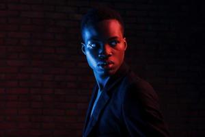 futuristische neon verlichting. jong Afrikaanse Amerikaans Mens in de studio foto