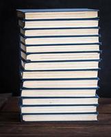 stack van boeken in een blauw Hoes foto