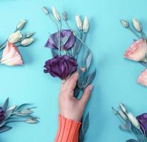 hand- Holding een Afdeling van een paars bloem foto