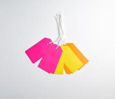 rechthoekig papier roze, geel en oranje tags voor dingen foto