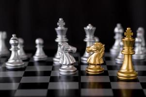 zilveren en gouden schaakstukken foto