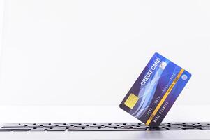 blauwe creditcard op sleutels foto