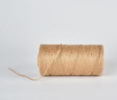 bruin touw van jute, wit achtergrond foto