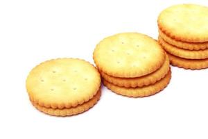 crackers op een witte achtergrond foto