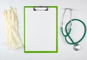 zwart medisch stethoscoop en groen papier houder foto