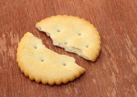 gebroken cracker op hout foto