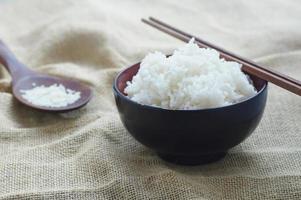 gestoomde rijst in kom foto