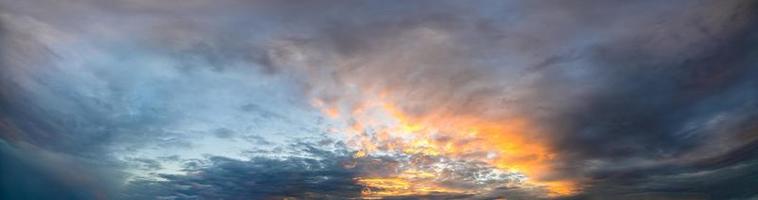 oranje wolken bij zonsondergang foto