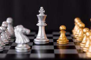 zilveren en gouden schaakstukken foto