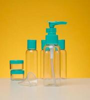 transparant plastic flessen voor vloeistof schoonheidsmiddelen Aan een geel achtergrond foto