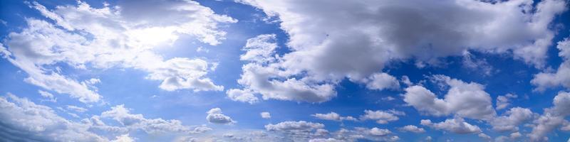 panorama van een blauwe hemel foto