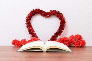 Valentijnsdag hart met boek foto