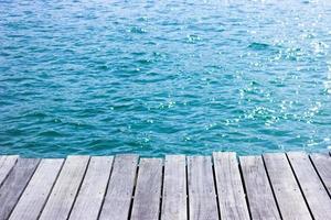 houten tafelblad voor weergave met blauw water als achtergrond foto