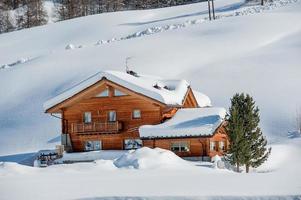 log huisje genesteld in sneeuw foto