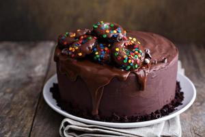 donker chocola taart met ganashe glimmertjes foto