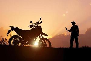 Mens op reis vrij met een motorcross fiets. motorfiets reizen concept foto