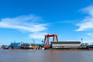 onderhoud van groot vrachtschip foto