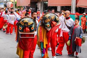 12 december 2018 Chinese leeuw danser prestatie theater groep dansen in Chinese respect de goden viering van lampang stad voordat de Chinese nieuw jaar Aan februari. foto