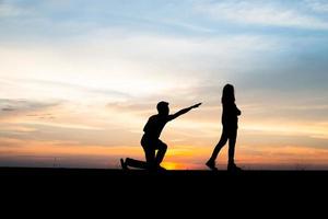 silhouet van een boos paar in een ruzie bij zonsondergang foto