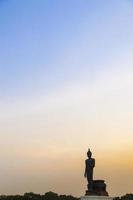 grote boeddha bij zonsondergang