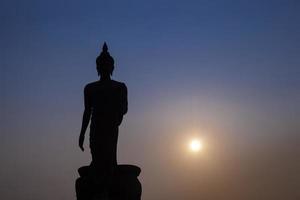 grote boeddha bij zonsondergang